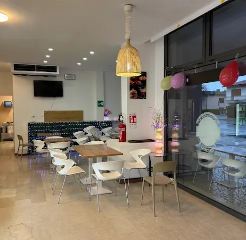 La sala di CAPO55 con tavoli e vetrate